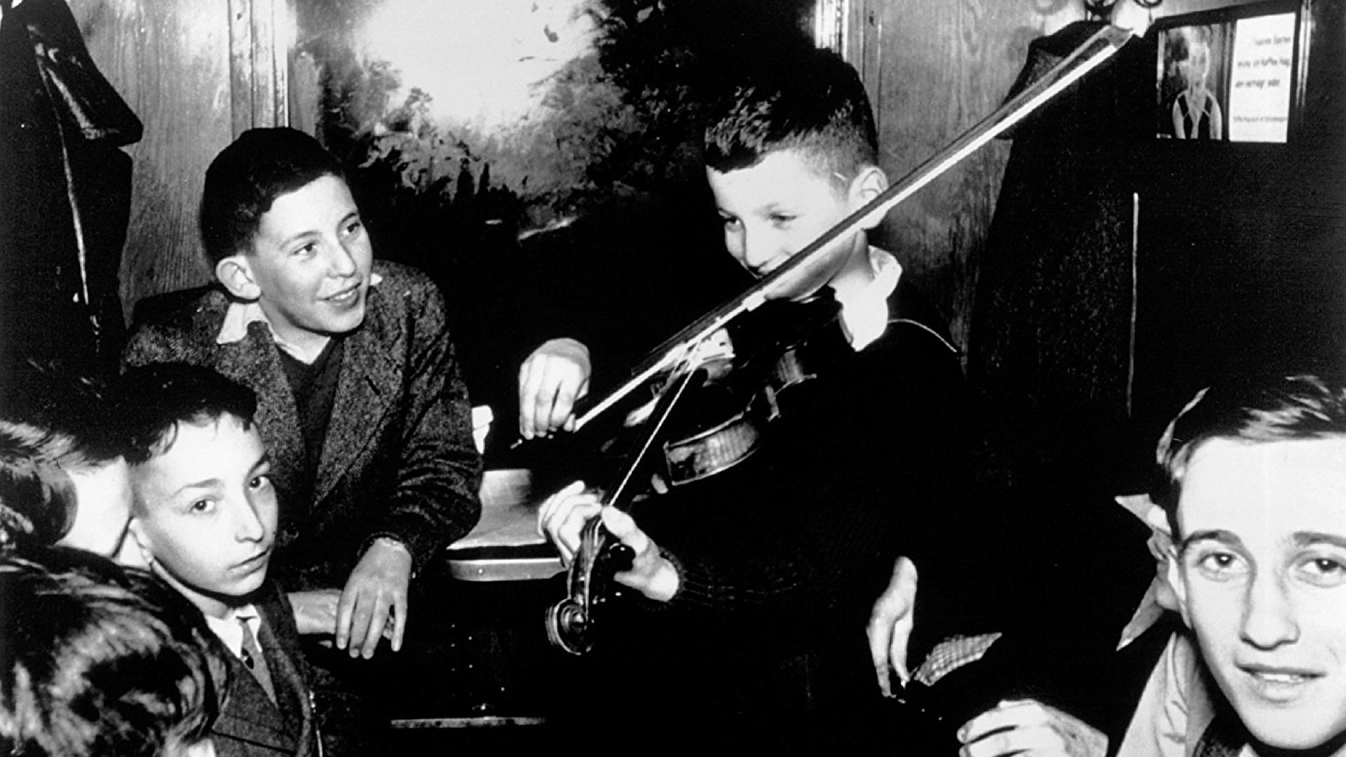 Into the Arms of Strangers: Stories of the Kindertransport Background