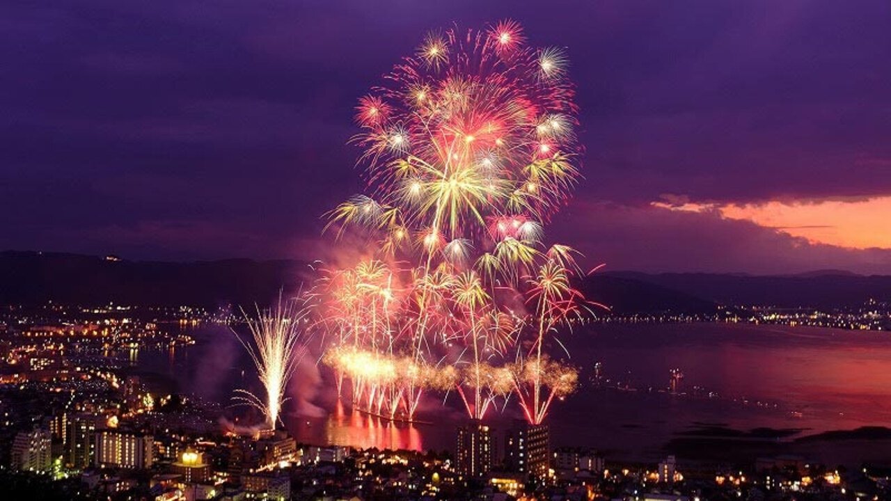 夜空に輝く希望の大花火～諏訪湖・長岡・伊勢 真夏の祭典 Background