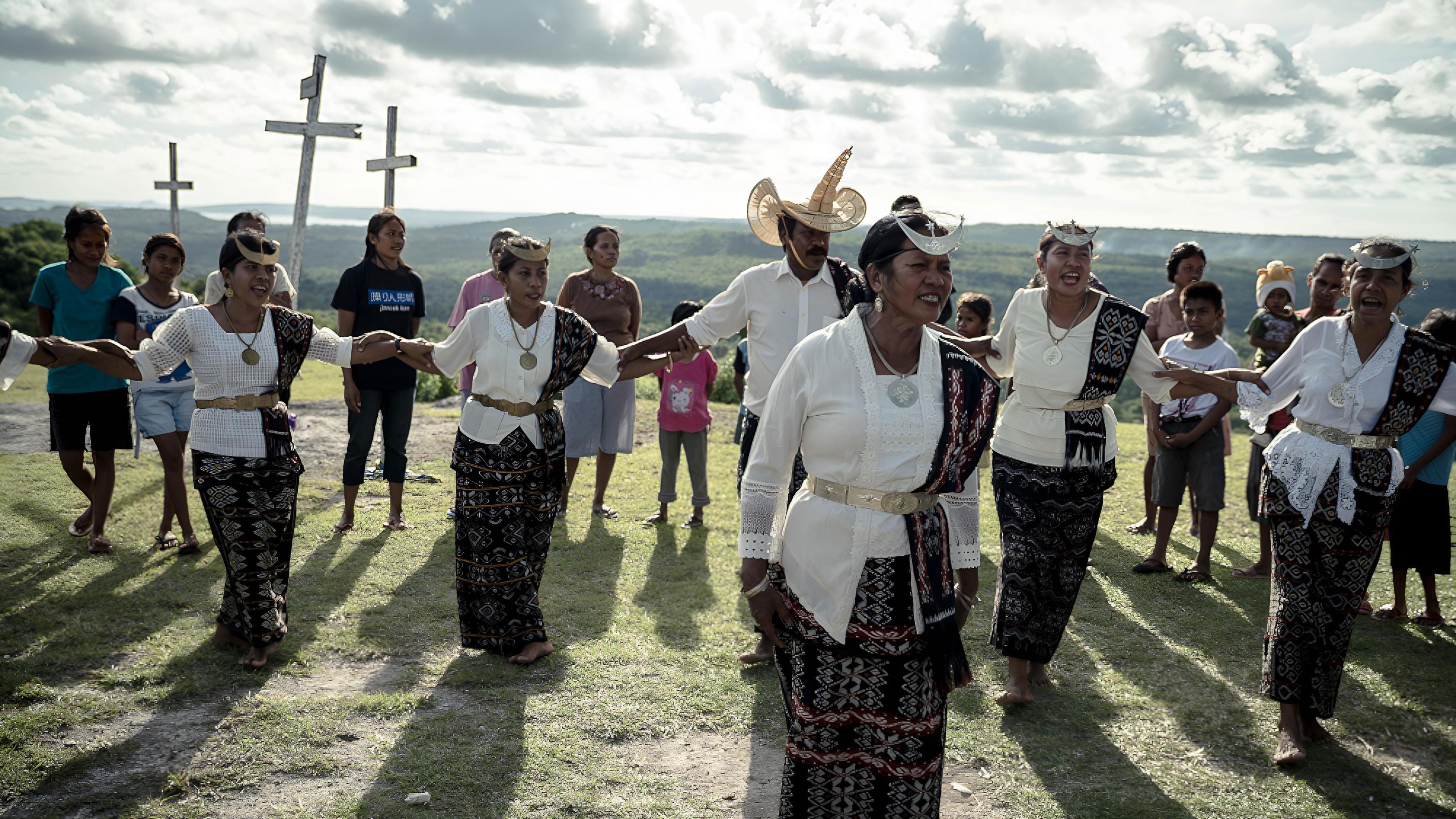 Women from Rote Island Background