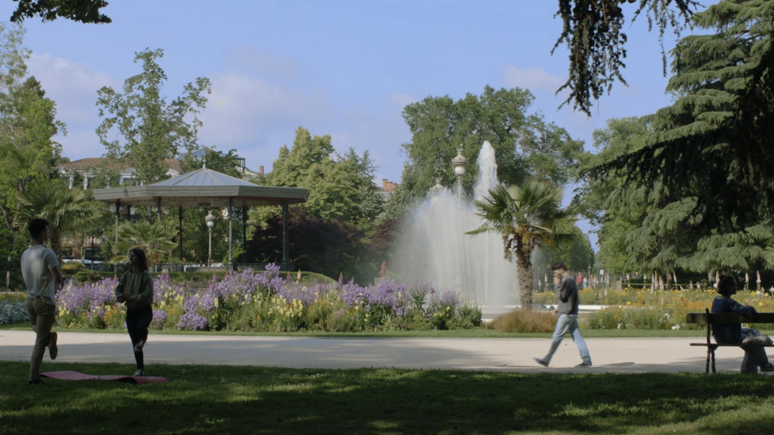 Rien de Nouveau sous le Soleil Background