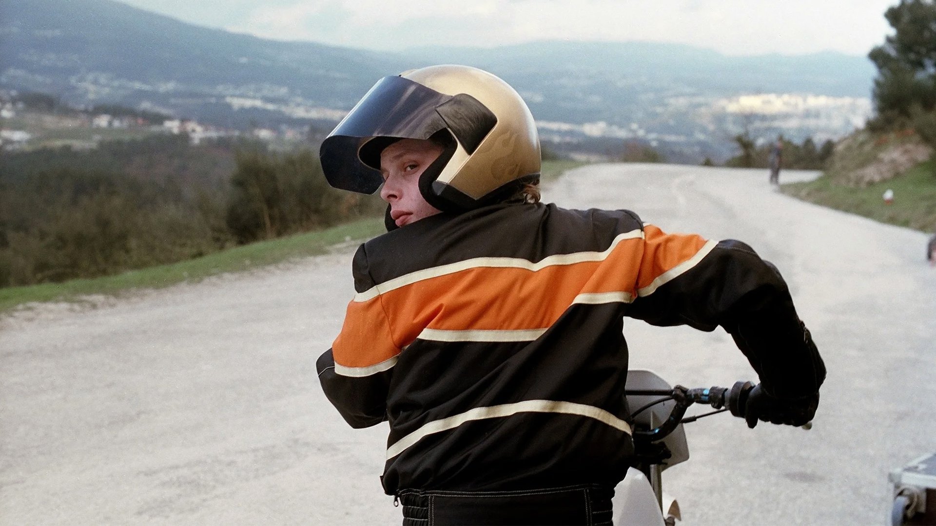 O Capacete Dourado Background