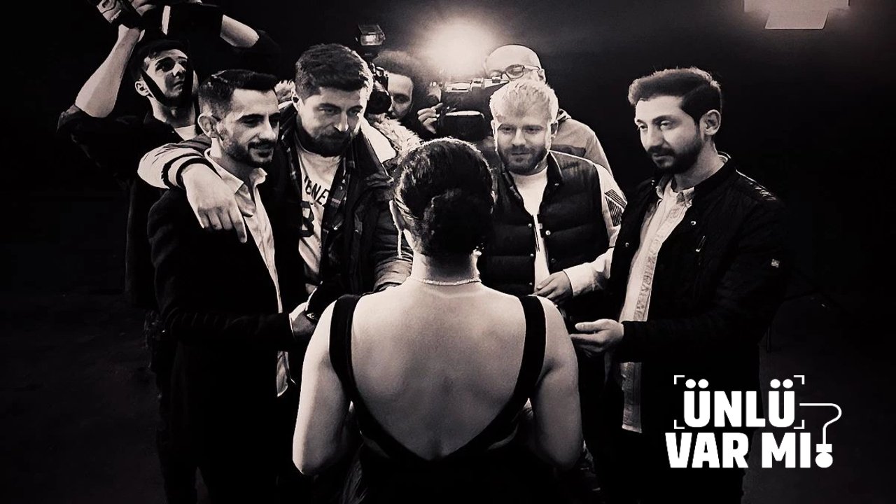 Ünlü Var Mı? Background