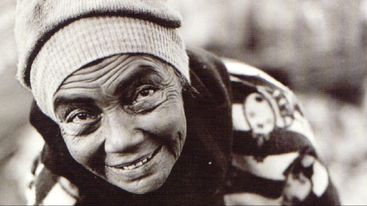 Estamira Background