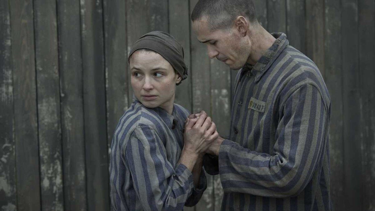 L'Histoire Vraie Du Tatoueur D'Auschwitz (2025) Background