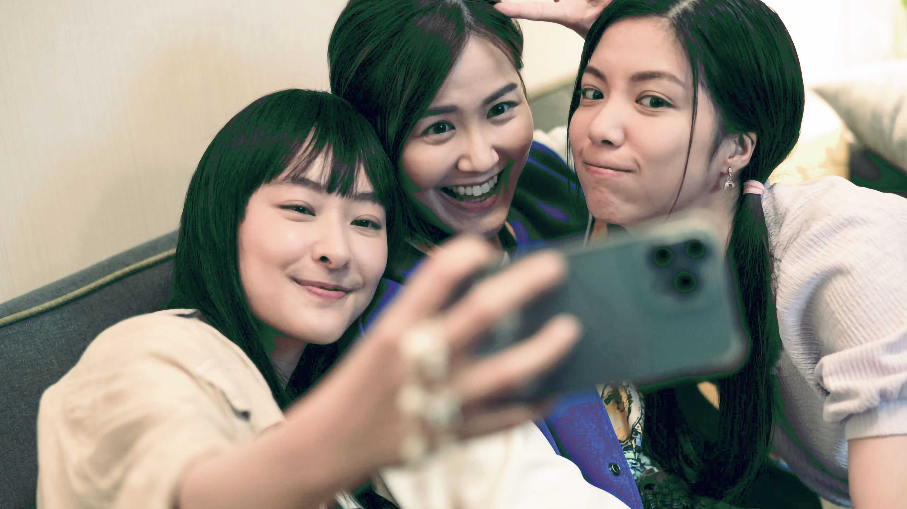 The War of Beauties Background