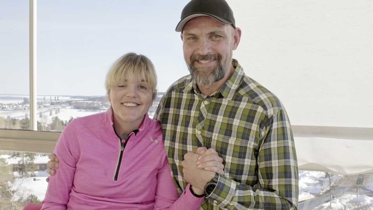 Anna Holmlund: Jag vill åka hem Background