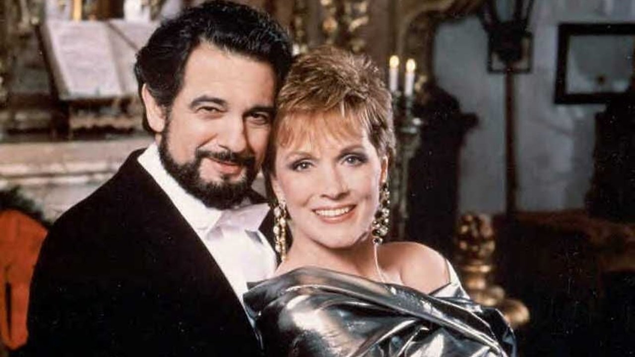 Julie Andrews: The Sound of Christmas Background