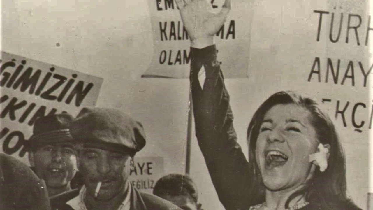 Karanlıkta Uyananlar Background