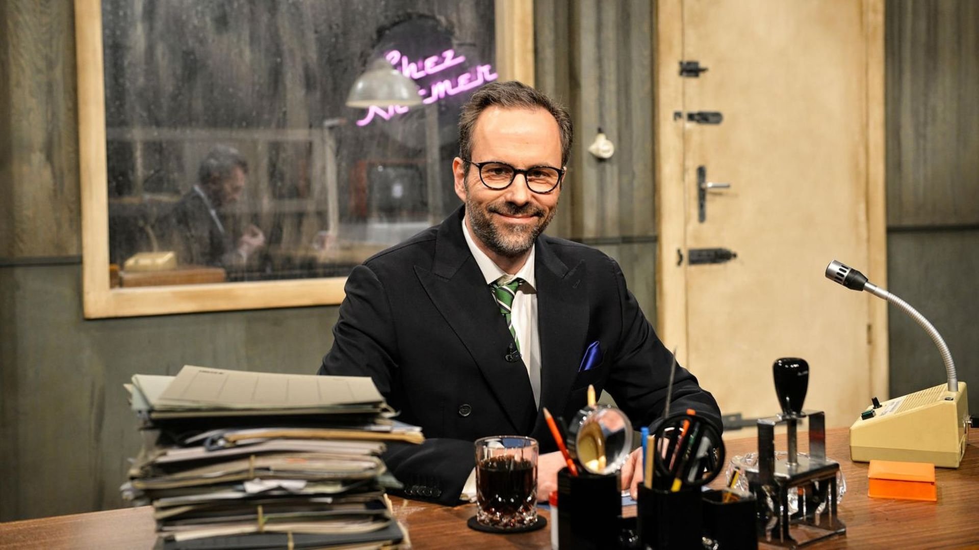 Chez Krömer Background