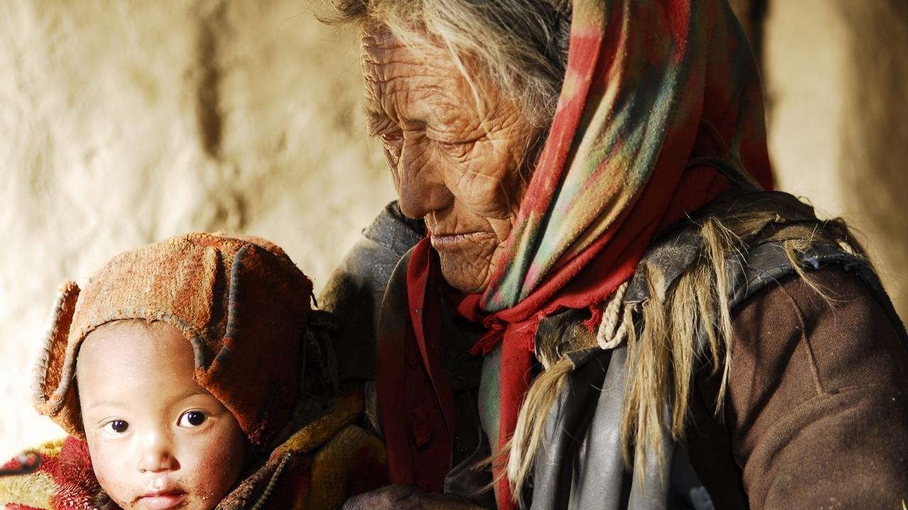Himalaya: The Land of Women Background