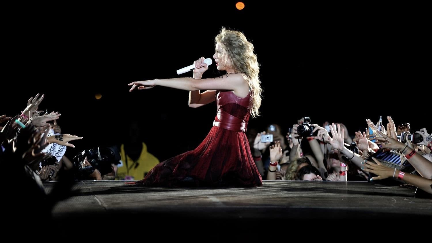 Taylor Swift: Speak Now World Tour Live Background