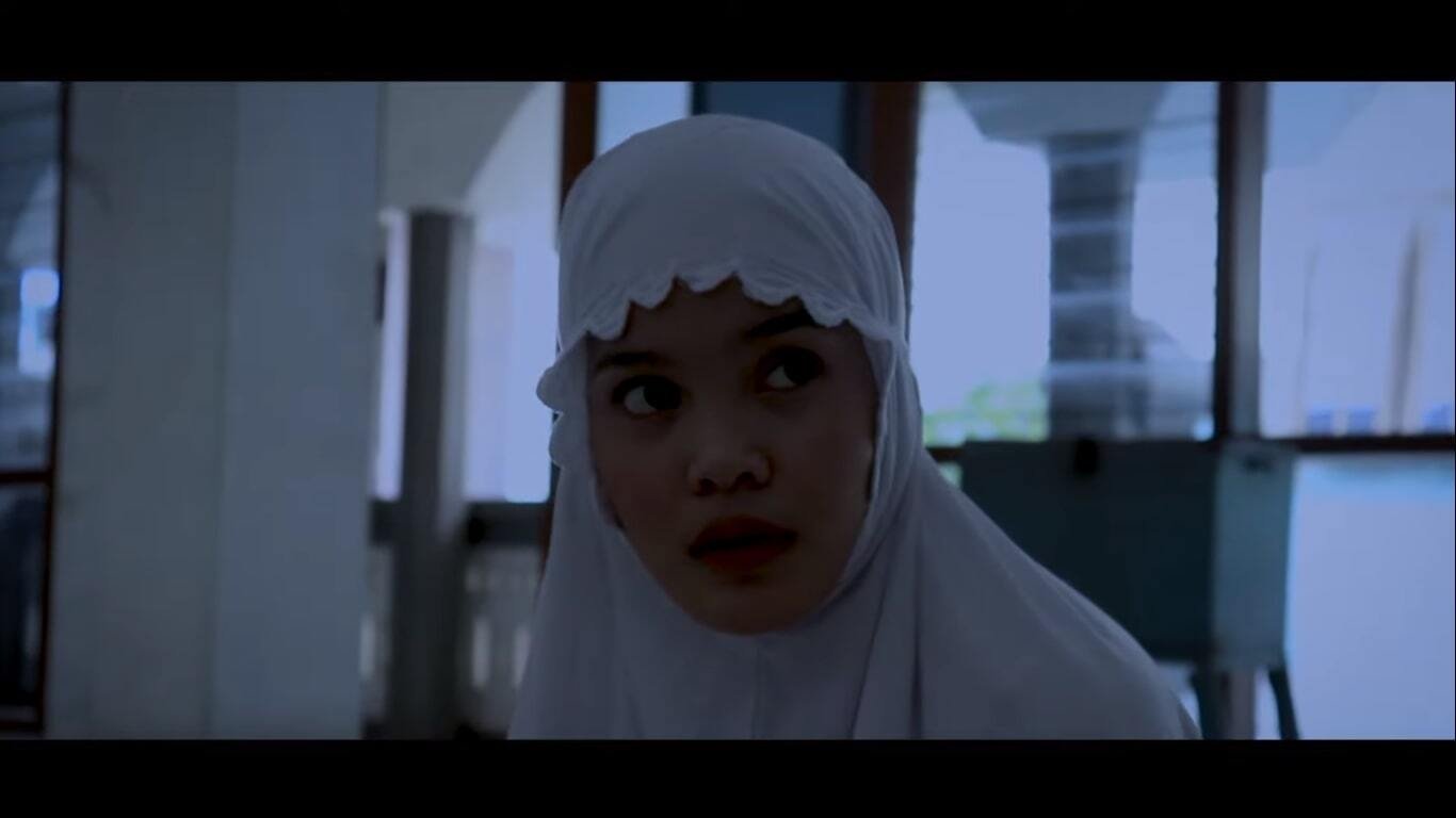 Sholat Sendirian Background