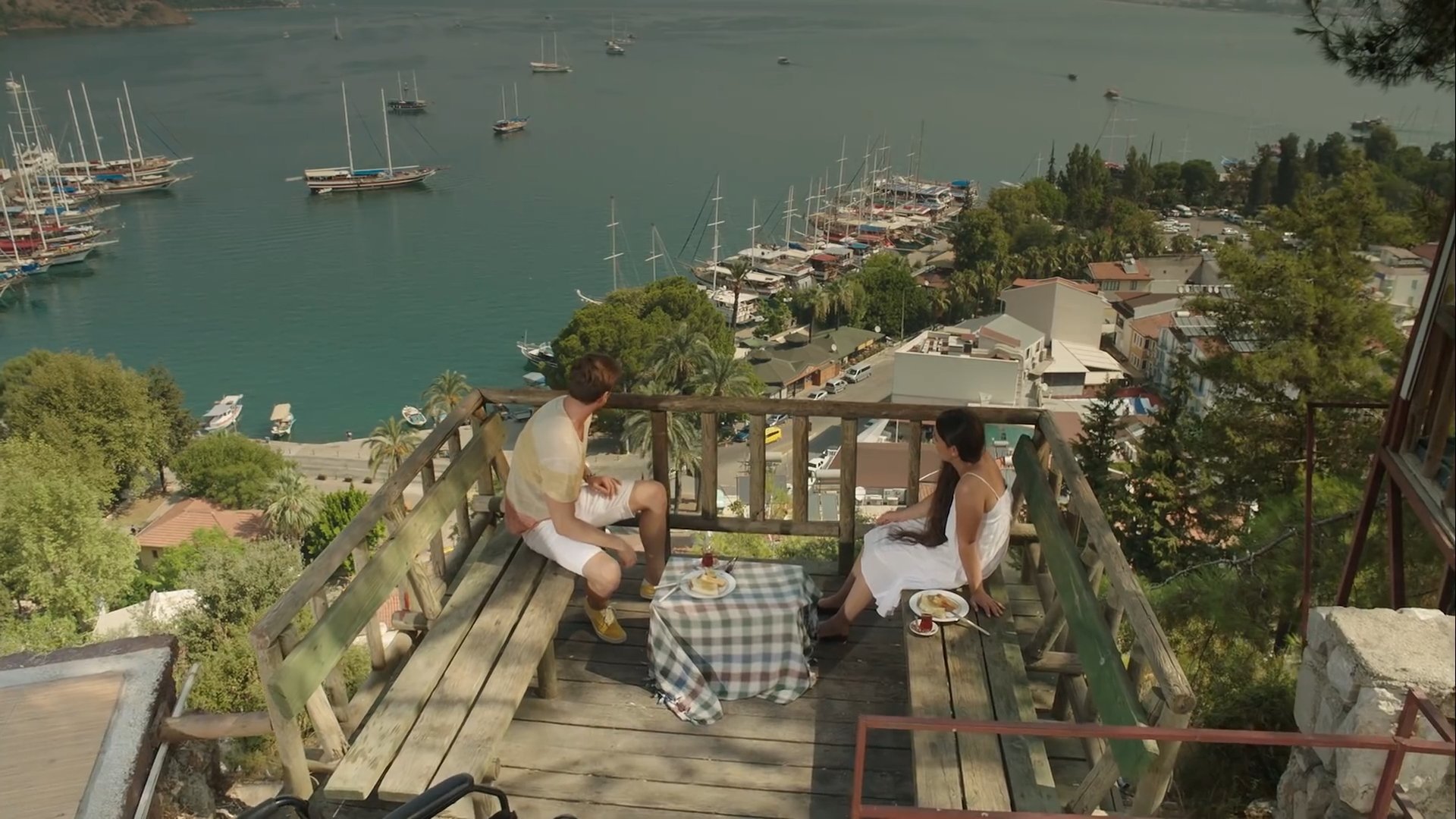 Bambaşka: Başka Bir Aşk Hikayesi Background