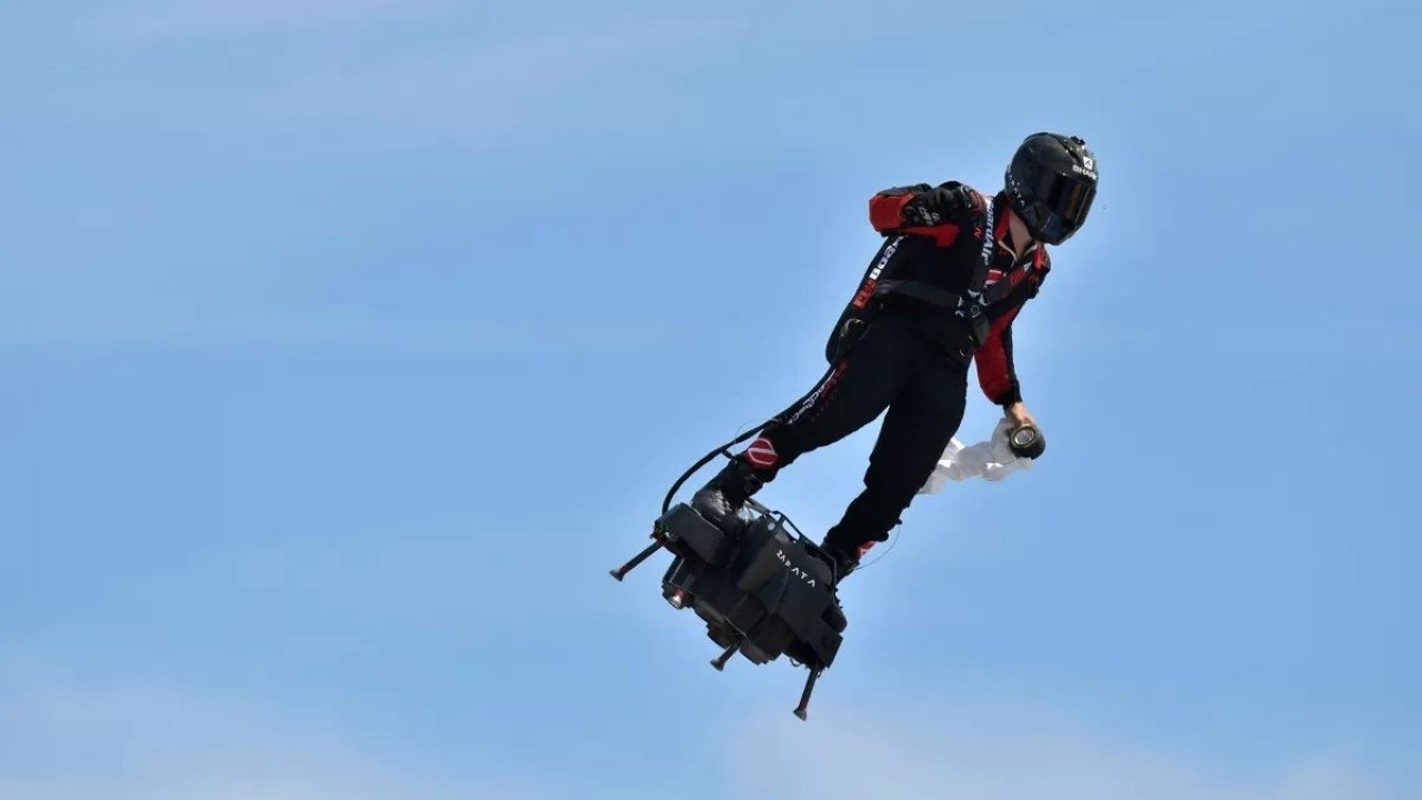 Flying : le rêve de Franky Zapata Background