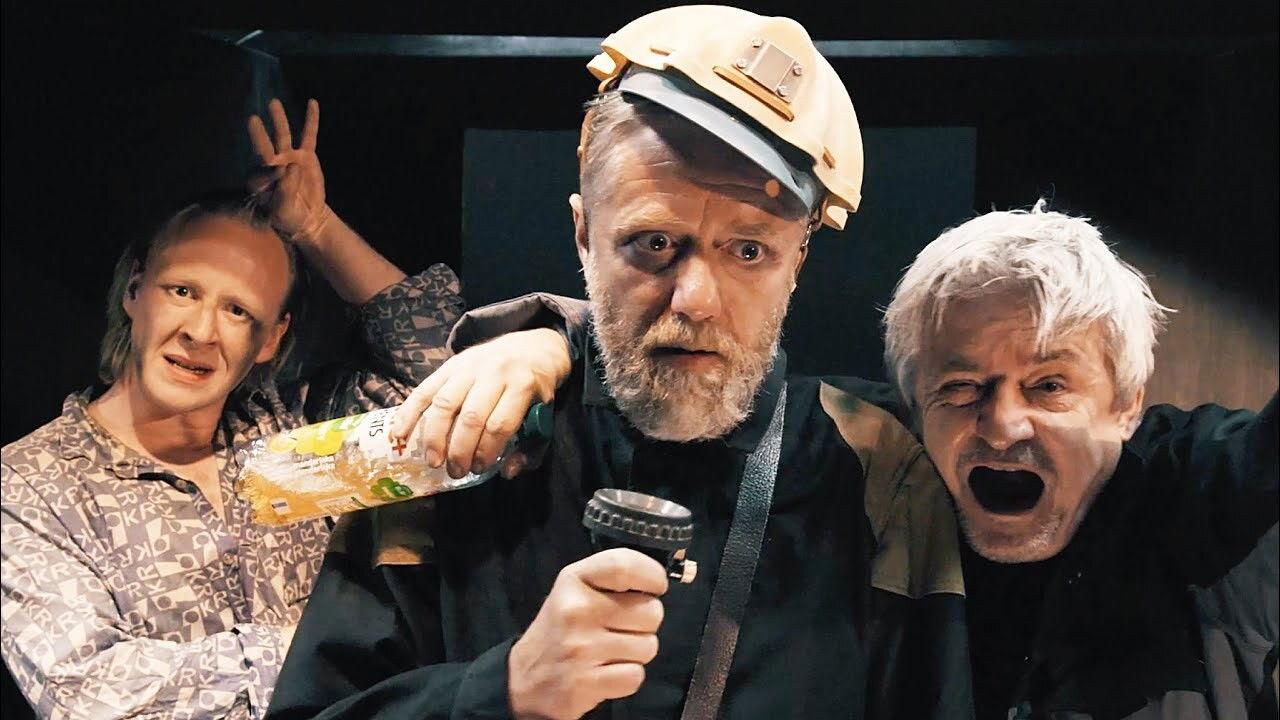 sKORO NA mizině Background