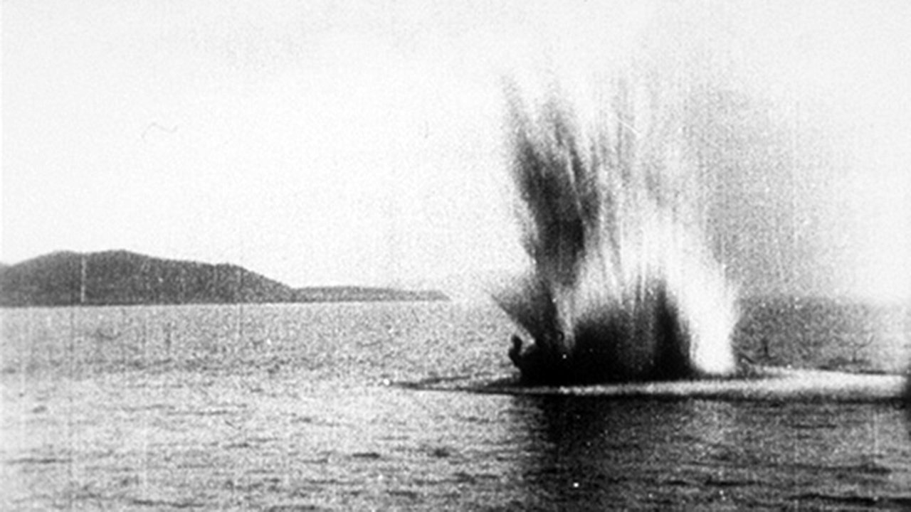 Explosion en mer Background