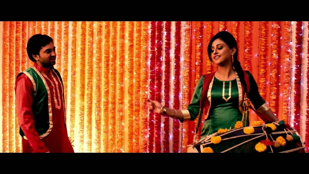 Oye Hoye Pyar Ho Gaya Background