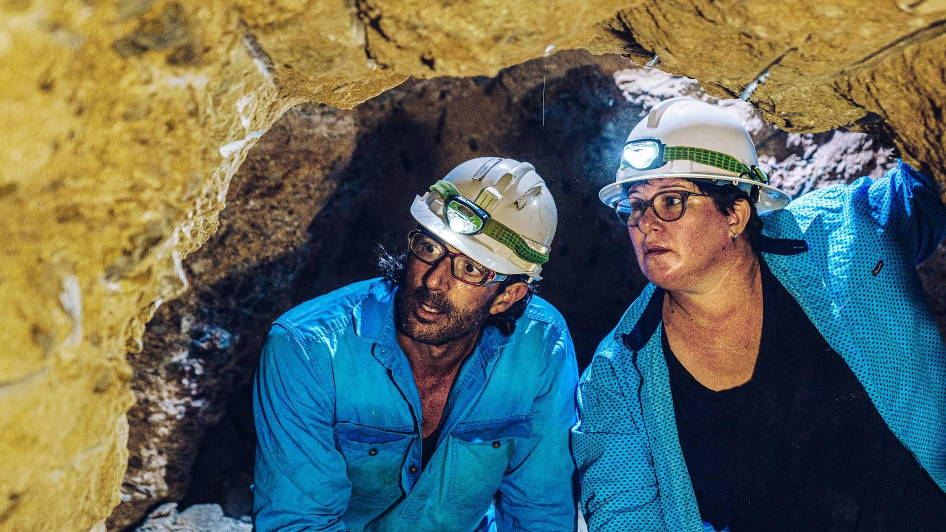 Gem Hunters Down Under Background