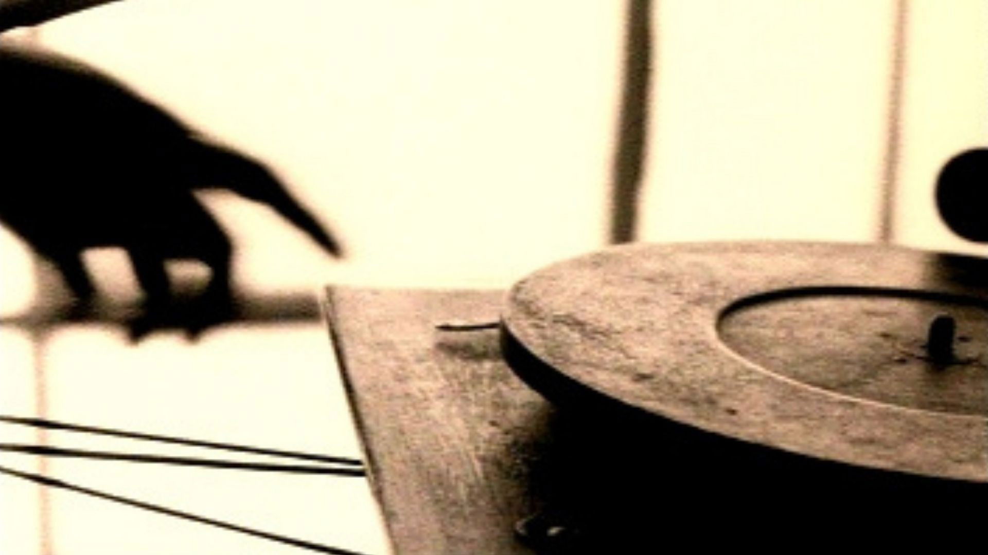 Primer movimiento para veinte hombres en un cuarto vacío Background