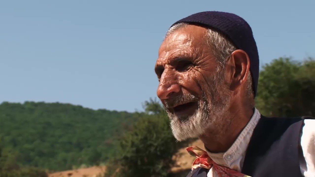 Iran, le vieil homme des rizières Background