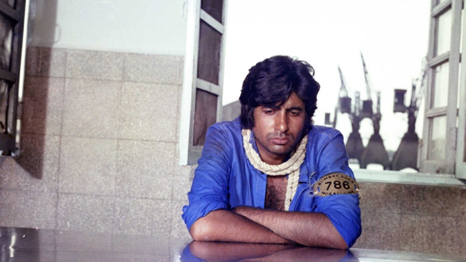 Deewaar Background