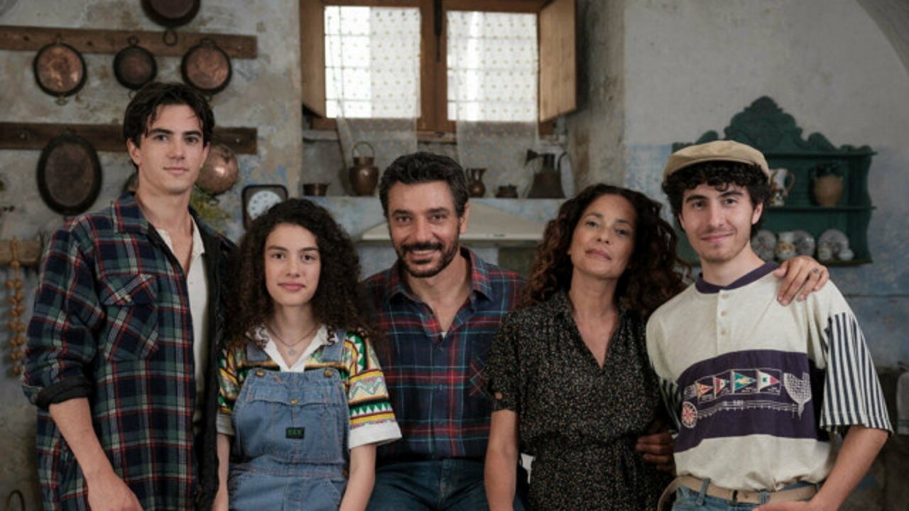 Storia di una famiglia perbene Background