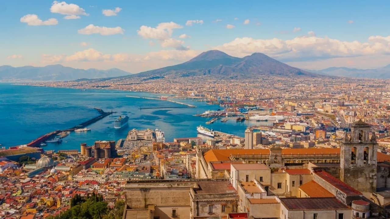 Baie de Naples, la colère des volcans Background