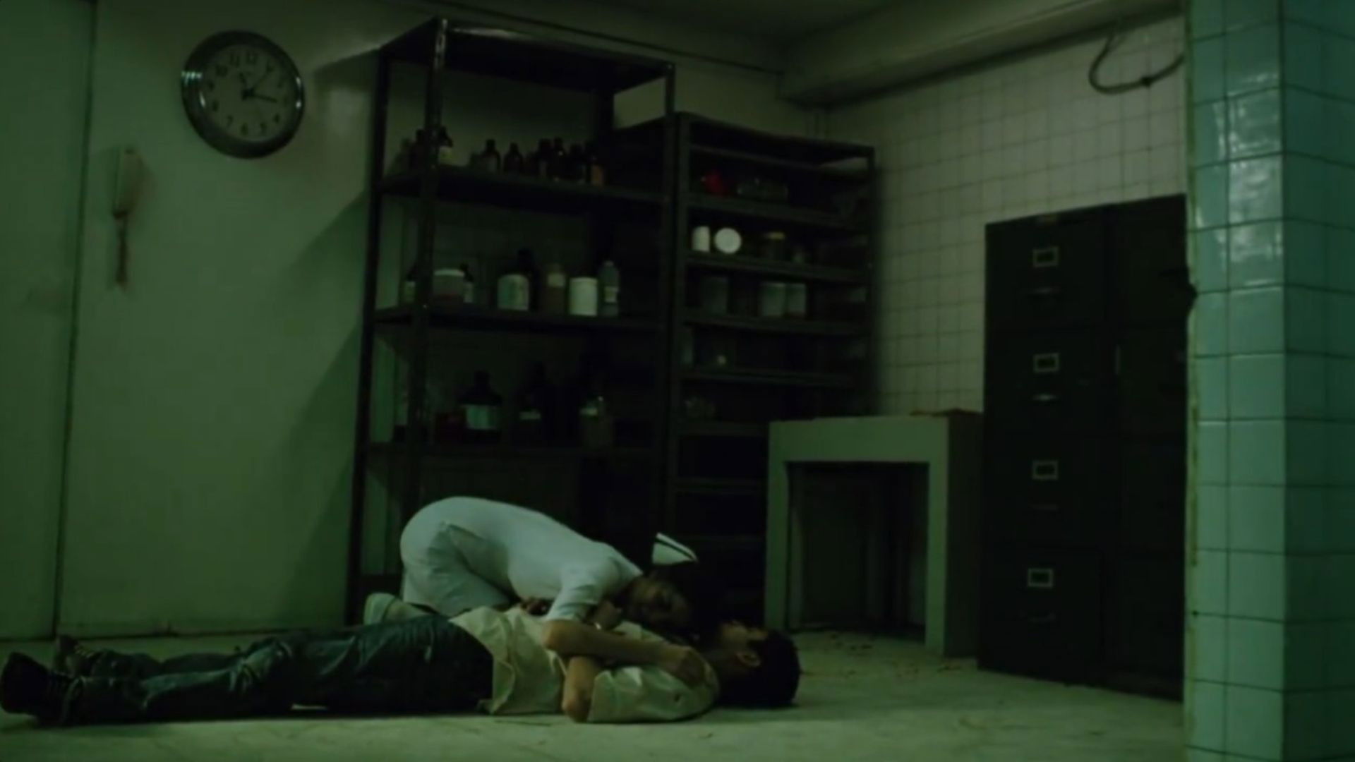 Wag Kang Lilingon Background