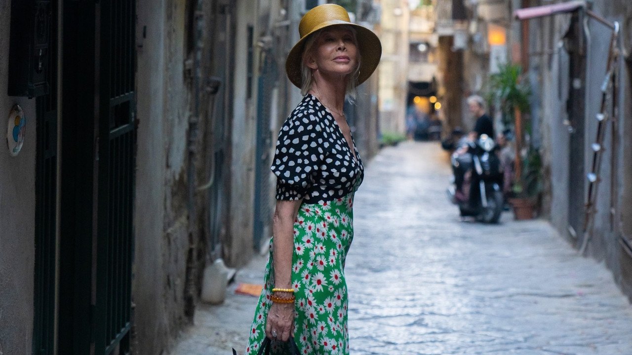 Posso entrare? An ode to Naples Background