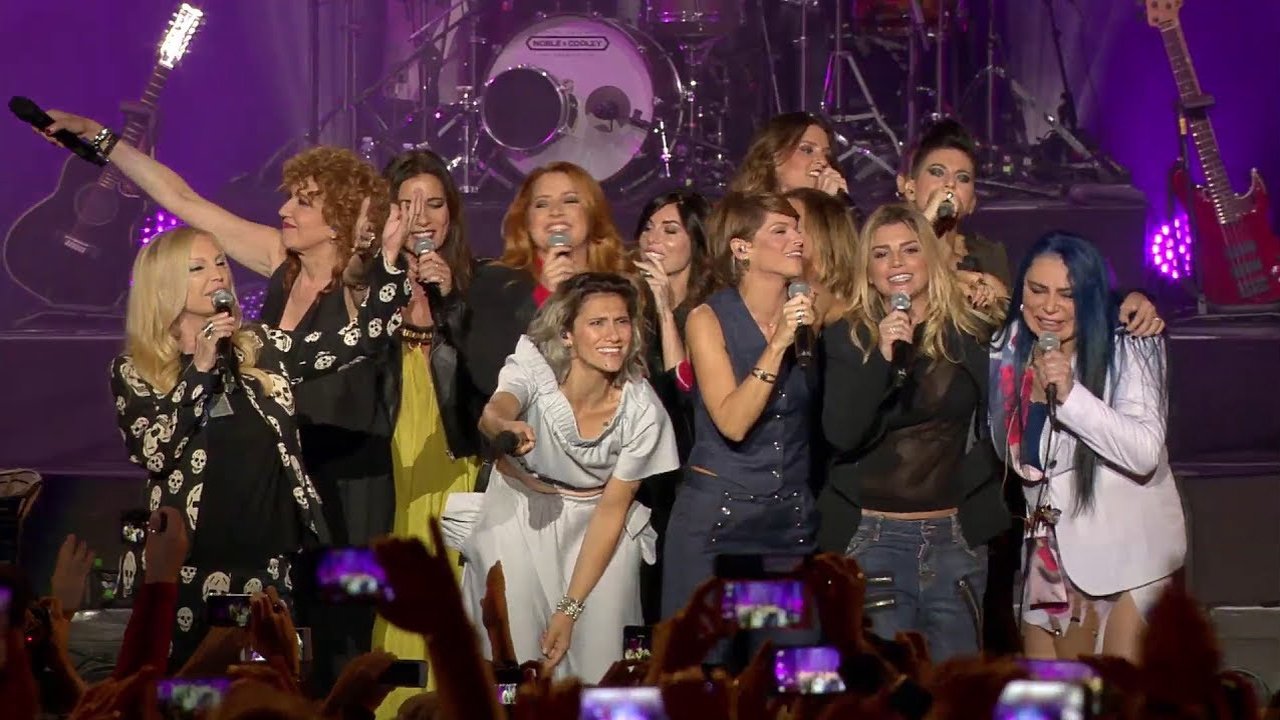 Amiche in Arena Background