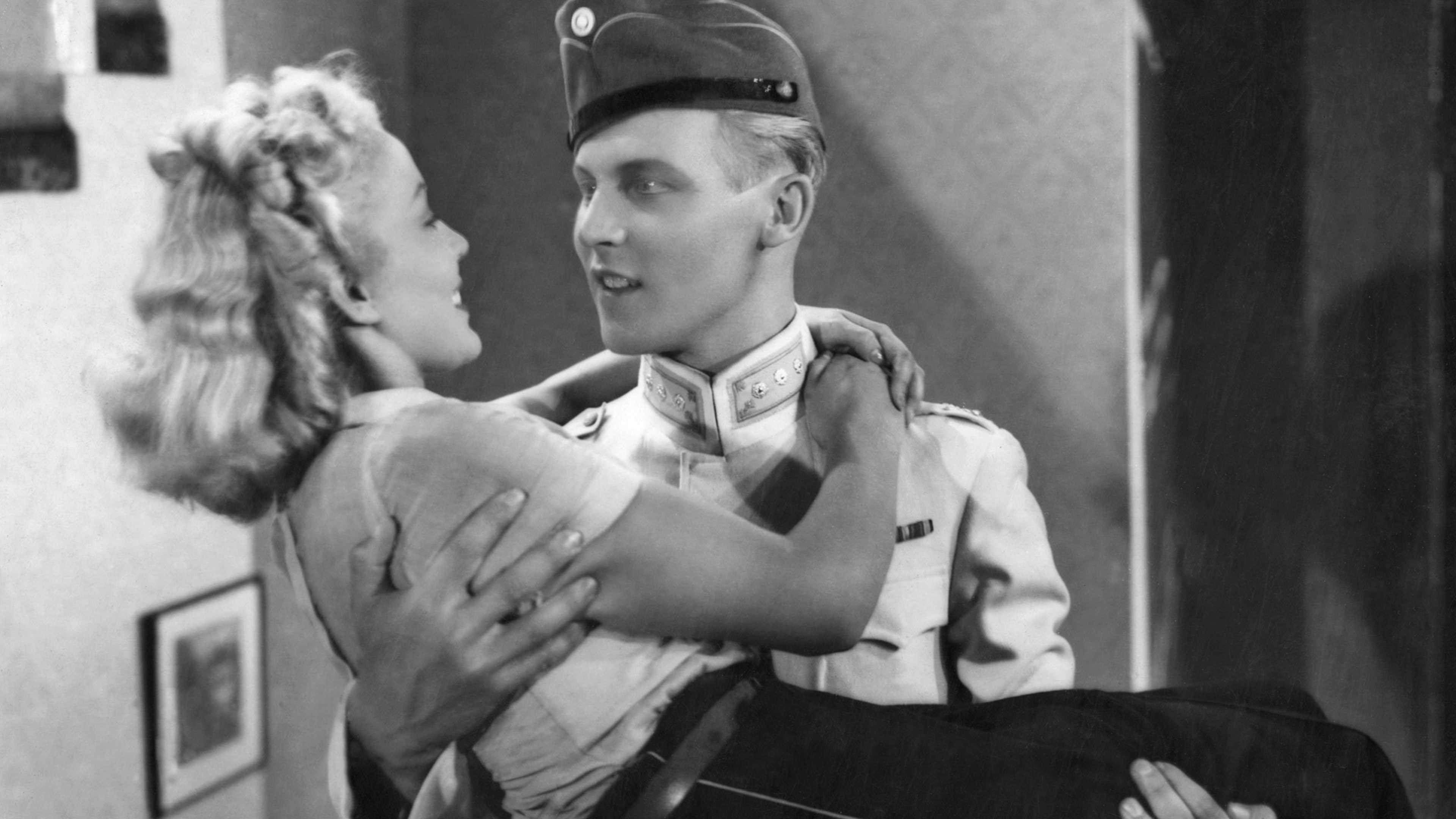 Punahousut Background