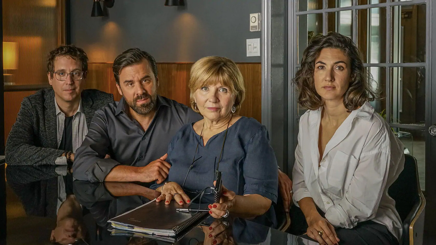 Les invisibles Background